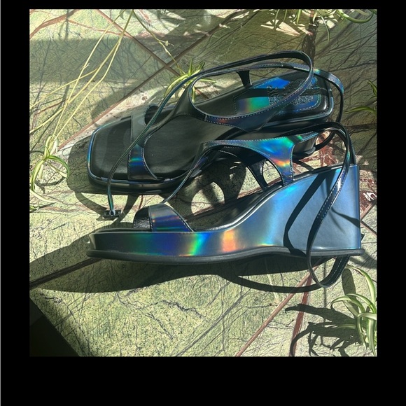 Vince Camuto platforms 9.5 - Picture 4 of 4